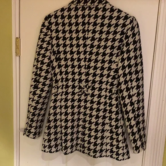 Off white houndstooth black and white blazer 6 GC no belt.